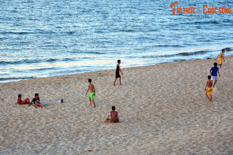 Sau năm 1975, Tam Kỳ trở thành huyện trực thuộc tỉnh Quảng Nam - Đà Nẵng. Năm 1983, huyện Tam Kỳ tách thành thị xã Tam Kỳ và huyện Núi Thành. Năm 1996, tỉnh Quảng Nam được tái lập, thị xã Tam Kỳ trở thành tỉnh lỵ tỉnh Quảng Nam. Năm 2006, Tam Kỳ trở thành thành phố. Ảnh: Bãi biển Tam Thanh, Tam Kỳ.