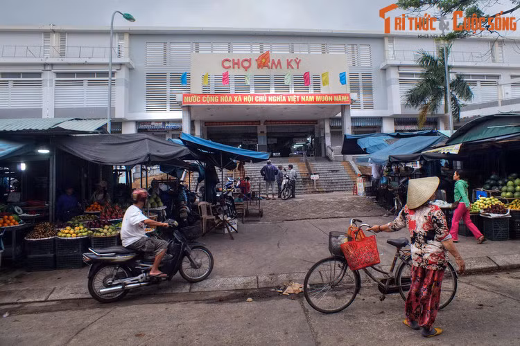 Ban đầu, Tam Kỳ chỉ là một xã thuộc huyện Hà Đông, phủ Thăng Hoa. Đến năm 1906, vua Thành Thái ban chiếu chỉ chính thức nâng cấp huyện Hà Đông thành phủ và đổi tên thành phủ Tam Kỳ. Sau năm 1954, huyện Tam Kỳ được gọi là quận Tam Kỳ và trực thuộc tỉnh Quảng Tín. Ảnh: Chợ Tam Kỳ.