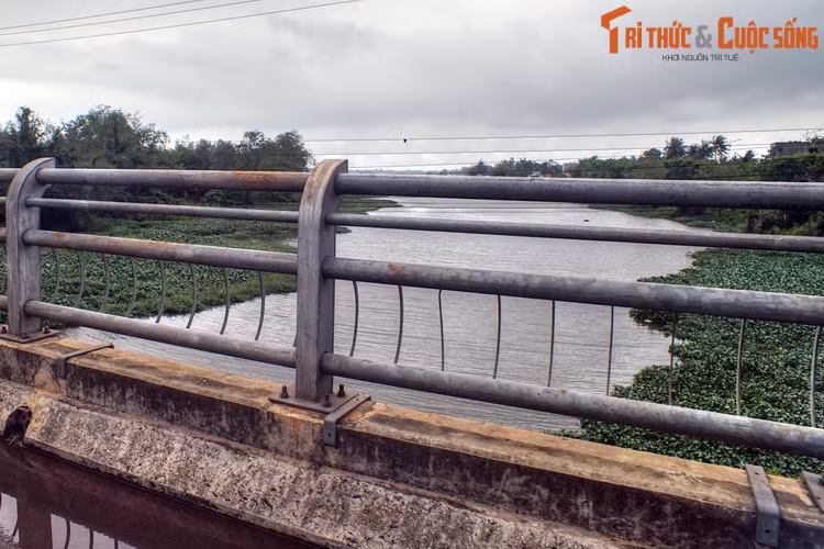 Theo ý kiến được nhiều nhà nghiên cứu tán đồng, “Tam Kỳ” nghĩa là “chỗ rẽ ba nhánh”. Tên gọi này được đặt theo hình sông thế núi của vùng đất, nơi có ba gò đất cao cùng ngã ba sông. Ảnh: Sông Thạch Bàn ở Tam Kỳ.