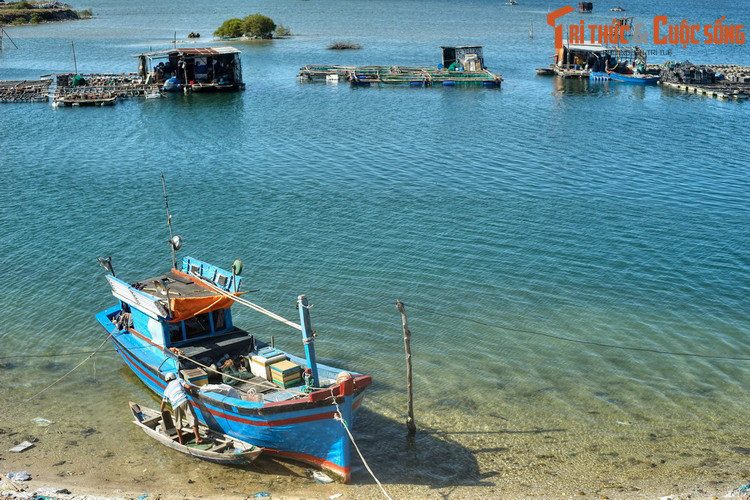 Ý nghĩa của tên gọi Kăm M'ran gần giống như tên gọi Vũng Tàu trong tiếng Việt, nghĩa là vùng nước tập trung nhiều tàu thuyền. Sau này cộng đồng cư dân Việt đến định cư đã phiên âm Kăm M'ran thành Cam Ranh.