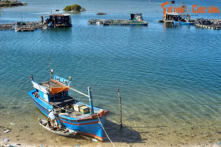 Ý nghĩa của tên gọi Kăm M'ran gần giống như tên gọi Vũng Tàu trong tiếng Việt, nghĩa là vùng nước tập trung nhiều tàu thuyền. Sau này cộng đồng cư dân Việt đến định cư đã phiên âm Kăm M'ran thành Cam Ranh.