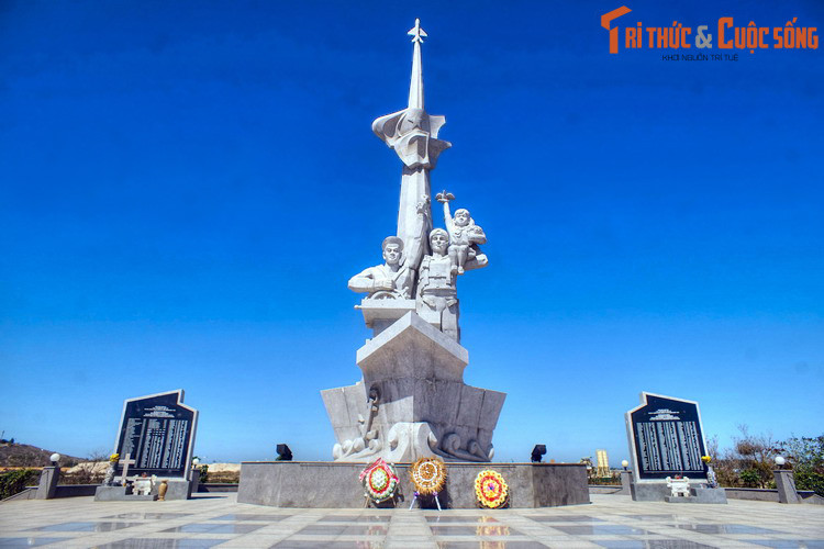 Ngày nay, một phường ở thành phố Cam Ranh được đặt tên là Cam Linh như sự ghi nhớ một tên gọi từng gắn với vùng đất này trong lịch sử. Ảnh: Tượng đài Hữu nghị Việt – Nga ở thành phố Cam Ranh.