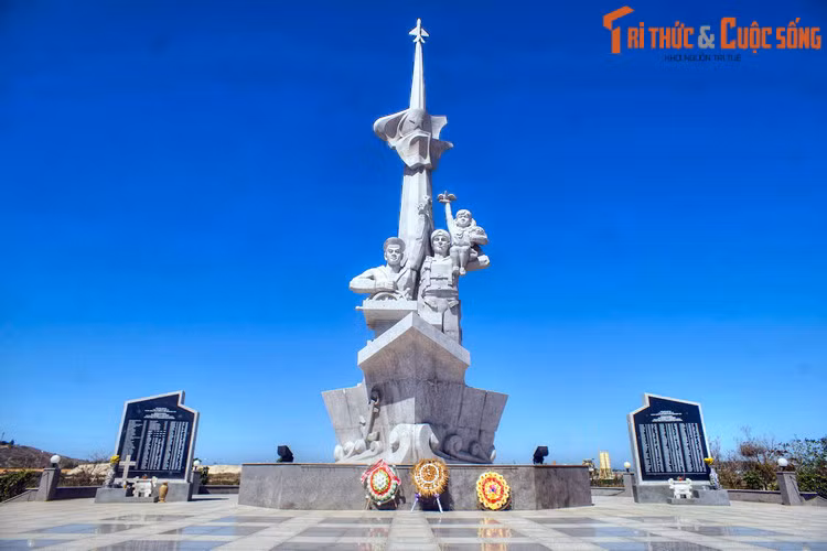 Ngày nay, một phường ở thành phố Cam Ranh được đặt tên là Cam Linh như sự ghi nhớ một tên gọi từng gắn với vùng đất này trong lịch sử. Ảnh: Tượng đài Hữu nghị Việt – Nga ở thành phố Cam Ranh.