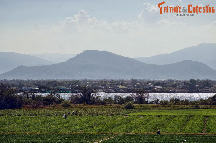 Tương truyền, một lần chúa Nguyễn Ánh từ trong Nam đem quân đánh thành Quy Nhơn do lực lượng Tây Sơn trấn giữ. Đoàn thuyền của quân Nguyễn gặp bão, phải ghé vào một bờ biển nước núi non che xung quanh để tránh bão.