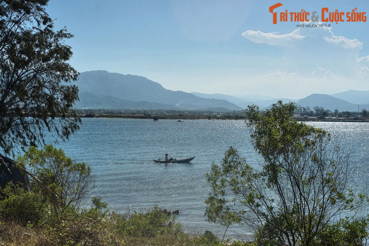 Theo một cách lý giải khác, tên gọi Cam Ranh gắn với một giai thoại về sự nghiệp của chúa Nguyễn Ánh – Gia Long, người sáng lập triều Nguyễn – triều đại phong kiến cuối cùng trong lịch sử Việt Nam. Ảnh: Phong cảnh ở vịnh Cam Ranh.