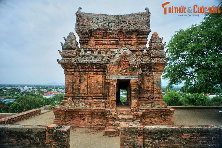 Trong cái tên “Phan Rang – Tháp Chàm”, “Phan Rang” có nguồn gốc từ “Pangdarang” như đã đề cập ở trên. Còn "Tháp Chàm" chính là sự tôn vinh tháp Po Klong Garai, di tích Chăm nổi tiếng nhất Việt Nam khi đó (thánh địa Mỹ Sơn lúc này chưa được dân chúng biết đến rộng rãi).
