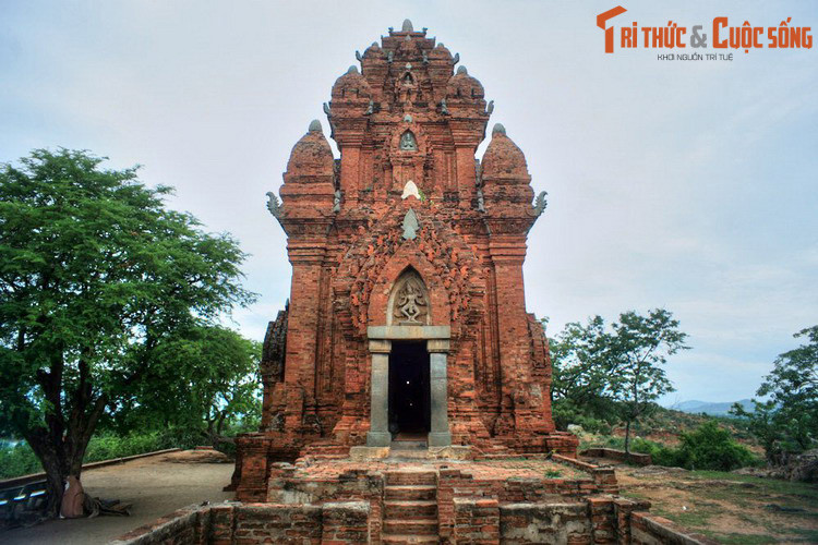Ngày nay Phan Rang - Tháp Chàm là thành phố có tên dài nhất trên bản đồ hành chính Việt Nam. Gắn liền với tên gọi Phan Rang - Tháp Chàm, tháp Po Klong Garai luôn là địa điểm thu hút khách tham quan hàng đầu của thành phố này...