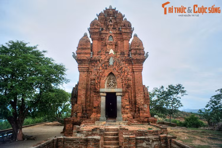 Ngày nay Phan Rang - Tháp Chàm là thành phố có tên dài nhất trên bản đồ hành chính Việt Nam. Gắn liền với tên gọi Phan Rang - Tháp Chàm, tháp Po Klong Garai luôn là địa điểm thu hút khách tham quan hàng đầu của thành phố này...