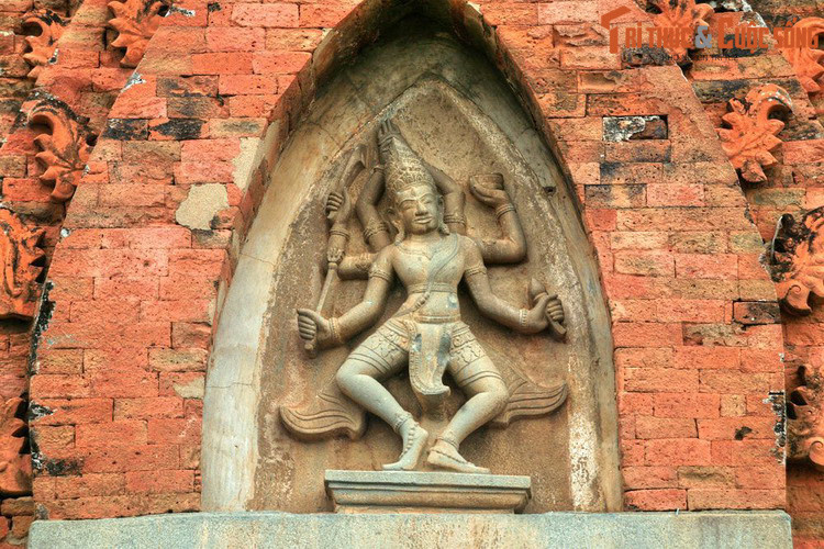 Có thể nói cách đặt tên Phan Rang – Tháp Chàm là trường hợp đặc biệt, khi một công trình kiến trúc cụ thể được dùng để đặt tên cho một địa danh hành chính quy mô cấp thị xã - thành phố.