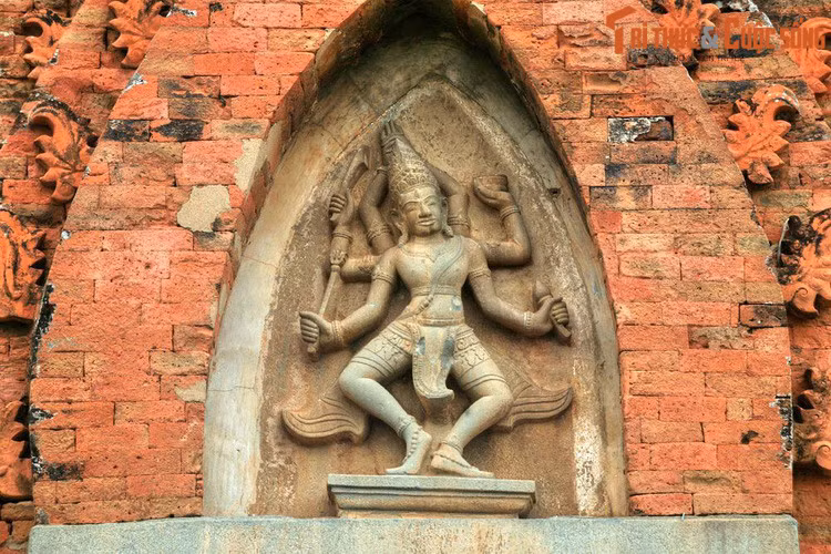 Có thể nói cách đặt tên Phan Rang – Tháp Chàm là trường hợp đặc biệt, khi một công trình kiến trúc cụ thể được dùng để đặt tên cho một địa danh hành chính quy mô cấp thị xã - thành phố.