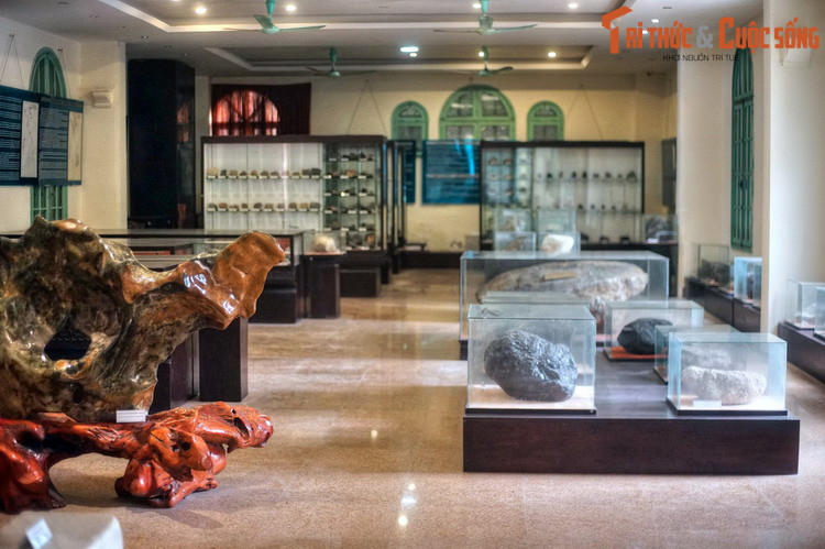 Kế thừa cơ sở này, sau năm 1954, Bảo tàng Địa chất trực thuộc Vụ Kỹ thuật của Cục Địa chất, Bộ Công nghiệp. Năm 1999, nhà trưng bày tại số 6 Phạm Ngũ Lão được khai trương. Đến năm 2008 Bảo tàng có chi nhánh phía Nam.