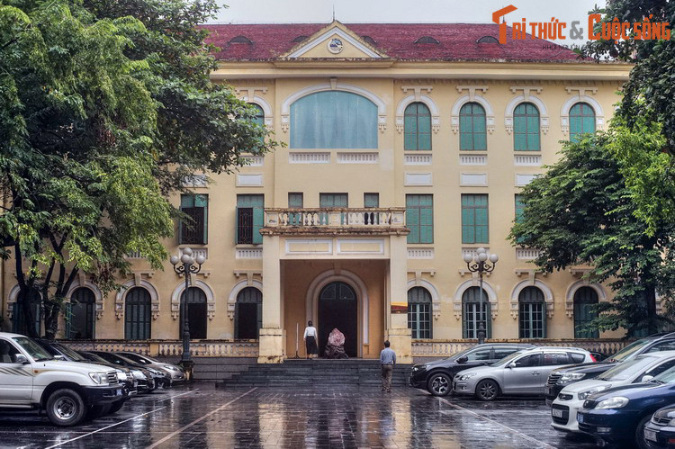 Nằm tại số 6 phố Phạm Ngũ Lão, quận Hoàn Kiếm, thành phố Hà Nội, trong khuôn viên của Tổng cục Địa chất và Khoáng sản, Bảo tàng Địa chất là nơi lưu giữ các mẫu vật liên quan đến địa chất - khoáng sản có quy mô lớn nhất Việt Nam.