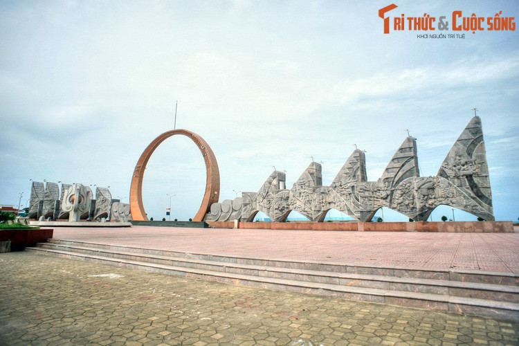 Với diện tích 16.490 km2, Nghệ An là tỉnh lớn nhất trên bản đồ hành chính Việt Nam ngày nay. Điểm đến thu hút du khách hàng đầu ở địa phương này là bãi biển Cửa Lò và các di tích lịch sử về cuộc đời, sự nghiệp Bác Hồ ở Nam Đàn, quê hương của Người. Ảnh: Quảng trường Bình Minh ở thị xã Cửa Lò.