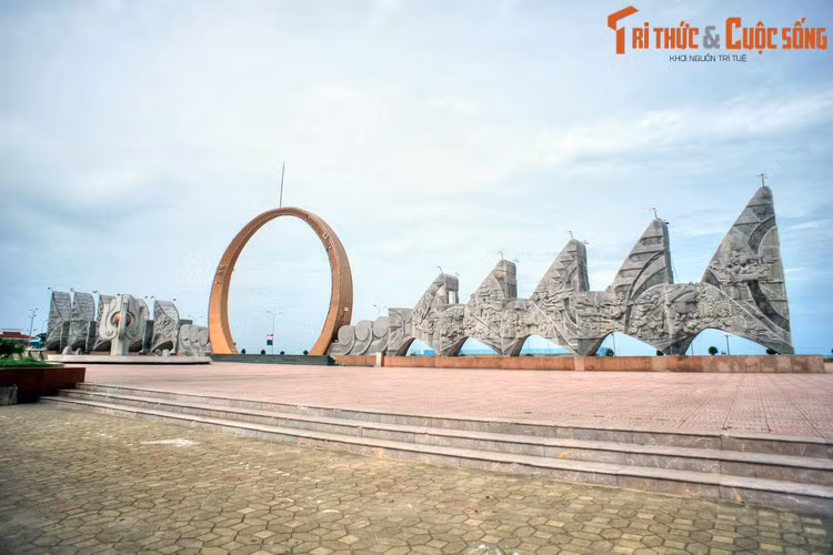 Với diện tích 16.490 km2, Nghệ An là tỉnh lớn nhất trên bản đồ hành chính Việt Nam ngày nay. Điểm đến thu hút du khách hàng đầu ở địa phương này là bãi biển Cửa Lò và các di tích lịch sử về cuộc đời, sự nghiệp Bác Hồ ở Nam Đàn, quê hương của Người. Ảnh: Quảng trường Bình Minh ở thị xã Cửa Lò.