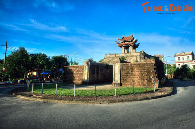 Năm 1831, dưới thời vua Minh Mạng, trấn Nghệ An được tách thành hai tỉnh Nghệ An và Hà Tĩnh. Trong dân gian, hai tỉnh này vẫn được gọi chung là xứ Nghệ. Ảnh: Di tích thành cổ Nghệ An ở thành phố Vinh.