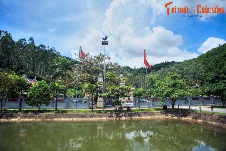 Ngược dòng lịch sử, vùng đất Nghệ An xưa vốn là một trong 15 bộ của nước Văn Lang, mang tên Hoài Hoan. Thời Bắc thuộc, vùng này mang tên Hàm Hoan, sau đổi thành Hoan Châu. Danh xưng Hoan Châu được lưu lại qua các thời Ngô, Đinh, Tiền Lê. Ảnh: Khu đền thờ vua Mai Hắc Đế ở Nam Đàn, Nghệ An.