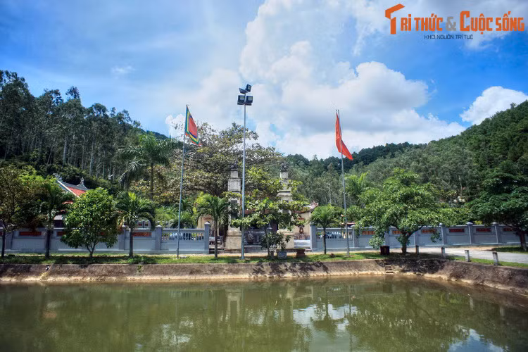 Ngược dòng lịch sử, vùng đất Nghệ An xưa vốn là một trong 15 bộ của nước Văn Lang, mang tên Hoài Hoan. Thời Bắc thuộc, vùng này mang tên Hàm Hoan, sau đổi thành Hoan Châu. Danh xưng Hoan Châu được lưu lại qua các thời Ngô, Đinh, Tiền Lê. Ảnh: Khu đền thờ vua Mai Hắc Đế ở Nam Đàn, Nghệ An.