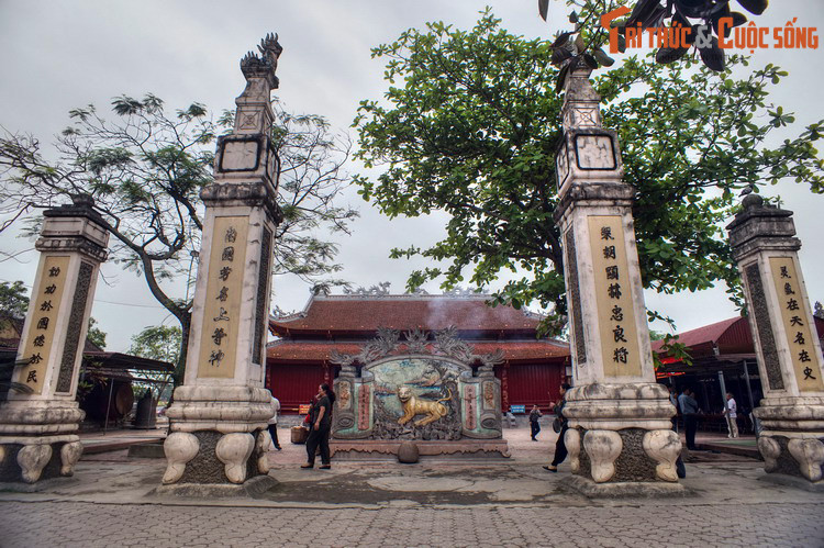 Trong các pho sử cũ, cái tên Nghệ An được ghi bằng hai chữ 乂安. Trong đó Nghệ (乂) nghĩa là “cai trị” còn An (安) nghĩa là “yên ổn”. Ảnh: Đền thờ Ông Hoàng Mười ở Hưng Nguyên, Nghệ An.