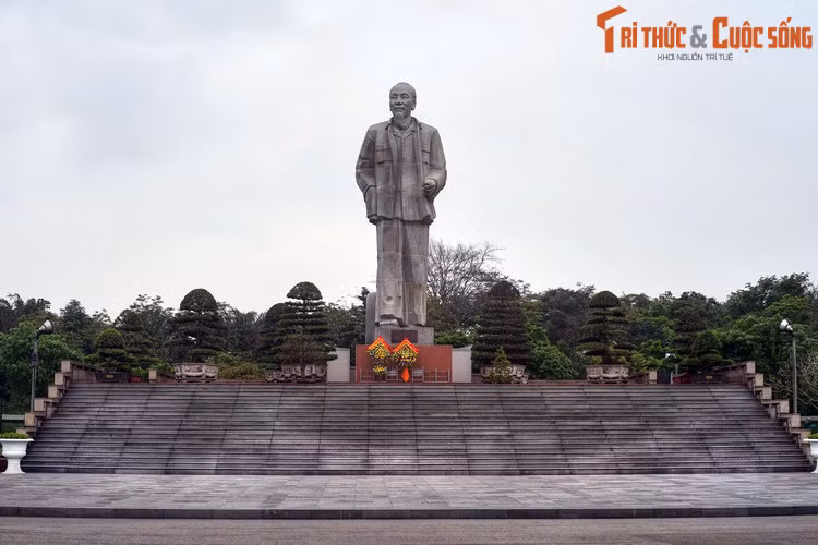 Nằm ở khu vực Bắc Trung Bộ, tỉnh Nghệ An là vùng đất nổi tiếng với tinh thần hiếu học và truyền thống yêu nước bất khuất. Tên gọi Nghệ An đã có lịch sử hình thành gần 1.000 năm. Ảnh: Tượng đài Chủ tịch Hồ Chí Minh ở TP Vinh, Nghệ An.