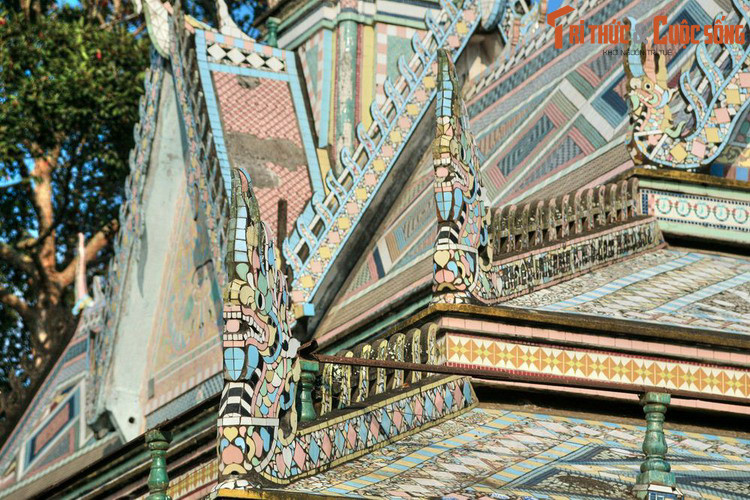 Bằng tài nghệ và sự công phu, các nghệ nhân Khmer đã sáng tạo nên một kiến trúc nghệ thuật vô cùng độc đáo. Cũng từ đó, chùa còn được người dân gọi bằng cái tên thứ hai là chùa Chén Kiểu.