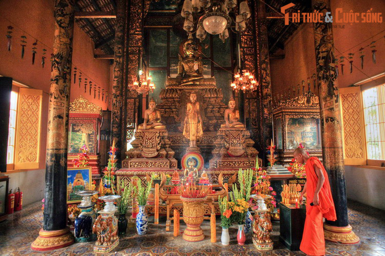 Toàn bộ khối chính điện chùa Kh’Leang được dựng bởi 60 cột trụ, chia làm 6 hàng. Bên trong chính điện, bệ thờ và nơi đặt các tượng ở hai gian trong cùng. Trung tâm là tượng Phật thích ca ngồi thiền định trên bệ tượng cao, được trang trí nhiều tầng hoa văn hình cánh sen và lửa.