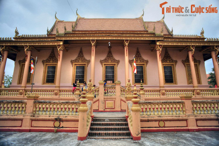 Chùa có khuôn viên rộng 3.825m2, công trình trung tâm là tòa chính điện được chia làm ba bậc nền, mỗi bậc cao khoảng 1 mét có hàng rào bao xung quanh, tạo thành các sân nội bộ. Tầng cao nhất là nơi đặt điện thờ.