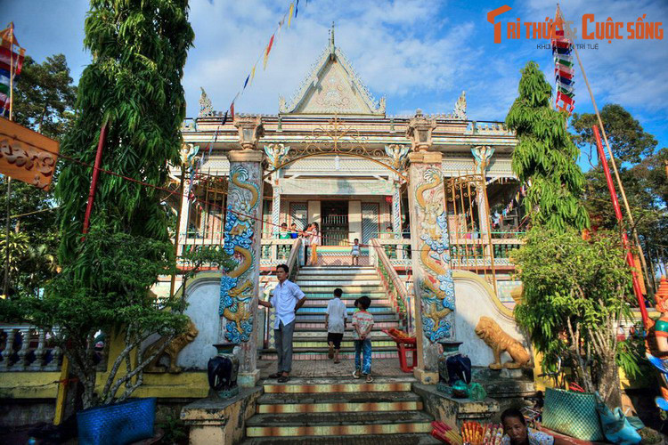 Chùa được dựng lần đầu vào năm 1815 bằng cây lá. Đến năm 1969, chùa được xây lại. Trong quá trình xây dựng, do không có kinh phí để mua đủ gạch men trang trí nên các vị sư đã nảy ra sáng kiến quyên góp chén, đĩa vỡ từ bà con Phật tử trong phum, sóc để ốp lên tường.