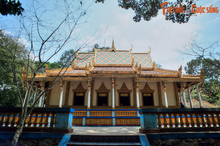 Ngôi chùa này có kiến trúc Khmer cổ với chính điện được xây bằng gạch, mái lợp ngói, bốn đầu mái cong vút chạm trổ hình rắn Naga, trên đỉnh mái có một ngọn tháp nhọn.