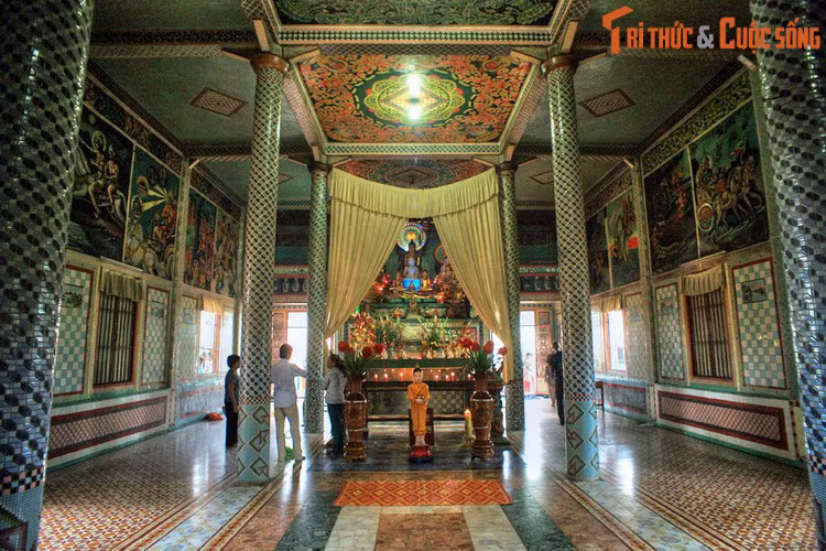 Chùa đã vận động phật tử quyên góp nhiều tấn chén, đĩa để trang trí. Những chén, đĩa còn nguyên vẹn thì các vị sư để nguyên ốp lên tường, còn những chén, đĩa đã vỡ thì đập nhỏ ra tạo thành những hoa văn nổi trên tường.