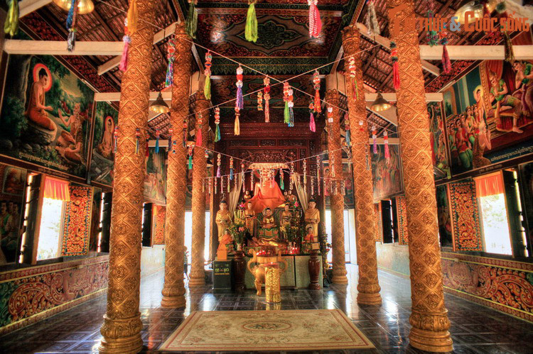 Trong chính điện có pho tượng Phật Thích Ca bằng đá nguyên khối đặt trên một tòa sen cao khoảng 2 mét và một pho tượng miêu tả Đức Phật cưỡi trên rắn thần Muchalinda.