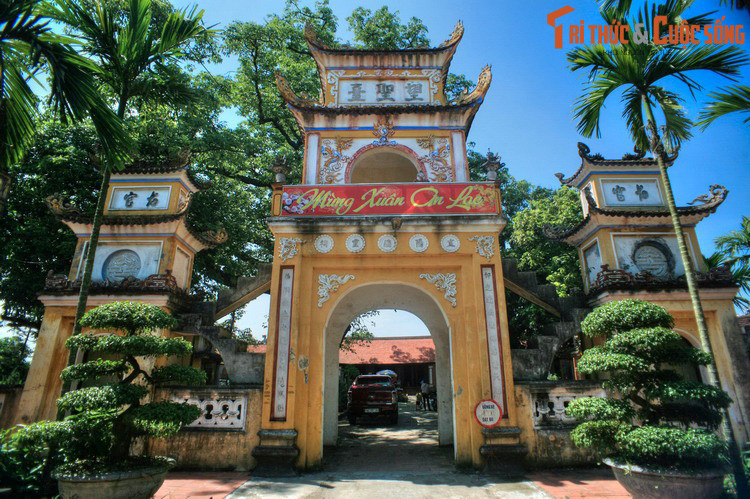 Nằm ở xã Ngũ Phúc, huyện Kiến Thụy, TP Hải Phòng, đền Mõ là một ngôi đền cổ thờ Quỳnh Trân công chúa - vị công chúa nhà Trần mà cuộc đời gắn liền với một giai thoại tình ái chấn động sử sách.