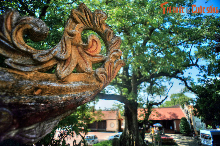 Bấy giờ vua Trần Nhân Tông đã lên nối ngôi cha. Vừa không muốn phật ý Hưng Đạo vương, vừa thương chị gái, tiếc người tài, nên vua ban lệnh cho đánh chết Khánh Dư nhưng ngầm dặn không được đánh chết, sau đó xuống chiếu đoạt hết quan tước, tịch thu tài sản.