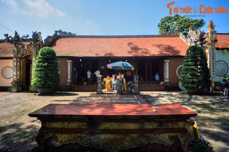 Trớ trêu thay, Hưng Vũ vương Nghiễn - con trai Hưng Đạo vương Trần Quốc Tuấn cũng say mê Quỳnh Trân. Hưng Đạo vương đã dạm hỏi xin cưới Quỳnh Trân cho con trai minh. Không thể từ chối Trần Hưng Đạo, vua Trần đã chấp thuận.