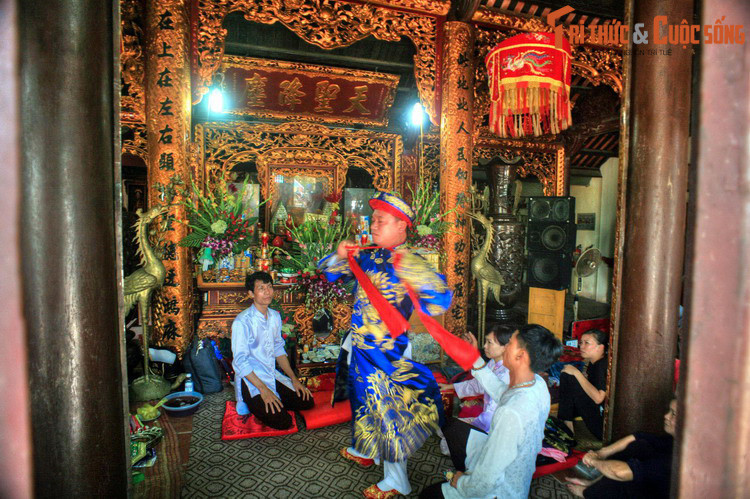 Quỳnh Trân về với Hưng Vũ vương nhưng không thể dứt được tình với Trần Khánh Dư. Hai người vẫn gặp nhau để tình tự, rồi chuyện bị phát giác làm cả triều đình náo động, lời đồn lan truyền khắp trong ngoài hoàng cung.