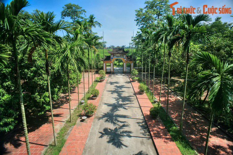 Bấy giờ Nhân Huệ vương Trần Khánh Dư là một viên tướng kiêu dũng trí lược nổi danh trong triều. Là con nuôi của vua, Trần Khánh Dư thường tự do ra vào nơi cung cấm, rồi không biết từ lúc nào mà công chúa Quỳnh Trân và viên tướng trẻ đã yêu nhau say đắm.