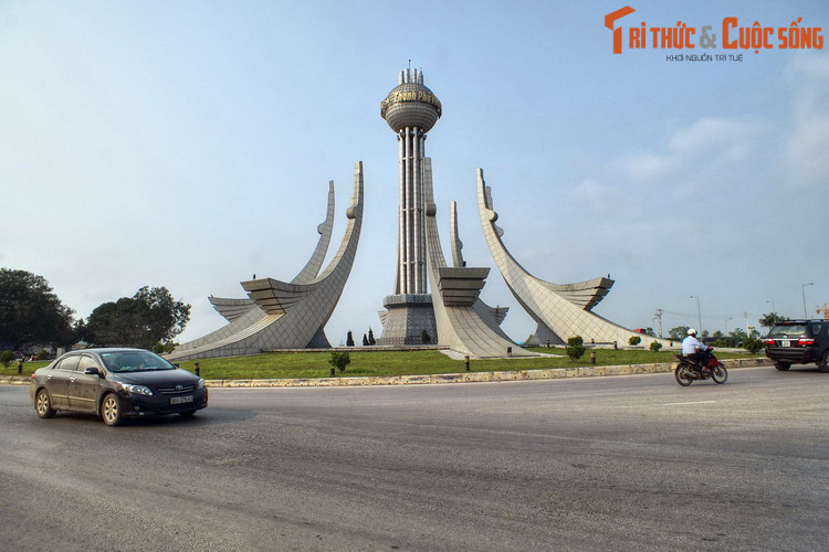 Ngược dòng lịch sử, vùng đất Thanh Hóa từng là nơi chứng kiến sự phát triển rực rỡ của nền văn hóa Đông Sơn. Từ thời Văn Lang – Âu Lạc cho đến thời kỳ tự chủ, vùng đất này gắn với các tên gọi Cửu Chân và Ái Châu. Ảnh: Hình tượng chim Lạc ở nút giao Lê Lợi - Hùng Vương, TP Thanh Hóa.