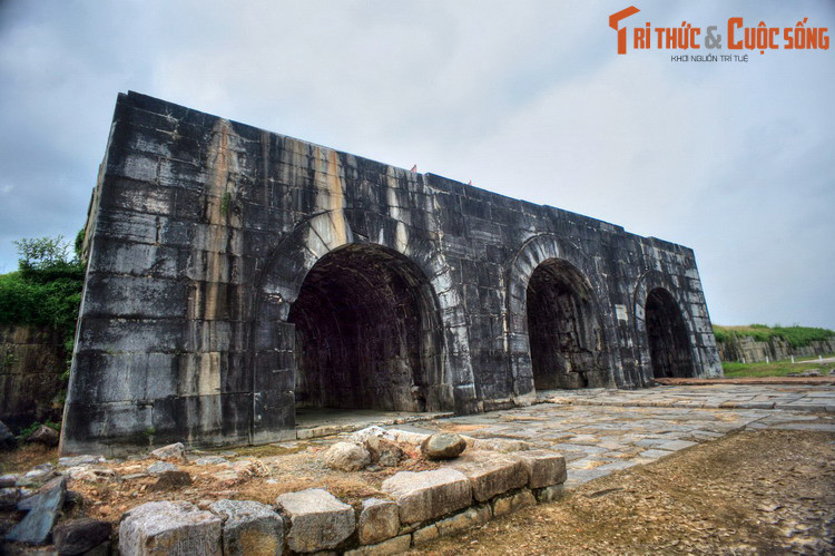 Sách “Khâm định Việt sử thông giám cương mục” viết về điều này như sau: “Nhà Đinh và Nhà Lê gọi Thanh Hoá là Ái Châu; nhà Lý đổi làm trại, năm Thiên Thành thứ 2 đổi làm Thanh Hoá phủ”. Ảnh: Thành nhà Hồ ở Vĩnh Lộc, Thanh Hóa.