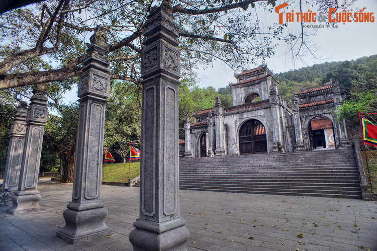 Đầu thời nhà Lý, khu vực Thanh Hóa được gọi là trại Ái Châu. Năm 1029, dưới thời vua Lý Thái Tông, nước Việt được chia ra thành 24 lộ, trong đó có lộ phủ Thanh Hóa. Từ đây, danh xưng "Thanh Hoá" chính thức xuất hiện. Ảnh: Đền Bà Triệu ở Hậu Lộc, Thanh Hóa.