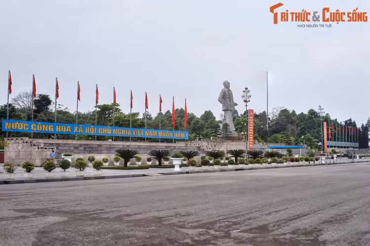 4. Nằm trên đường Nguyễn Văn Cừ ở trung tâm TP Vinh, tỉnh Nghệ An, Quảng trường Hồ Chí Minh là một công trình văn hóa lớn mang tầm cỡ quốc gia, mang ý nghĩa tôn vinh Chủ tịch Hồ Chí Minh, người con kiệt xuất của xứ Nghệ.