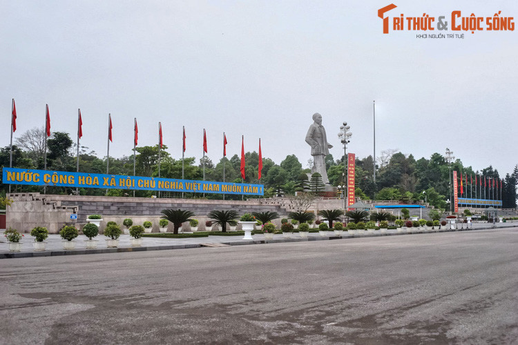 4. Nằm trên đường Nguyễn Văn Cừ ở trung tâm TP Vinh, tỉnh Nghệ An, Quảng trường Hồ Chí Minh là một công trình văn hóa lớn mang tầm cỡ quốc gia, mang ý nghĩa tôn vinh Chủ tịch Hồ Chí Minh, người con kiệt xuất của xứ Nghệ.