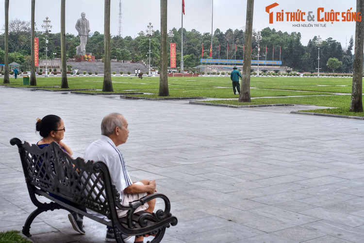 Về tổng thể, Quảng trường Hồ Chí Minh có không gian thoáng đãng với những đường nét kiến trúc gợi nhớ đến Quảng trường Ba Đình ở Hà Nội, nơi có Lăng Chủ tịch Hồ Chí Minh. Từ ngày khánh thành, Quảng trường đã trở thành một điểm đến thu hút đông đảo du khách ở Nghệ An.