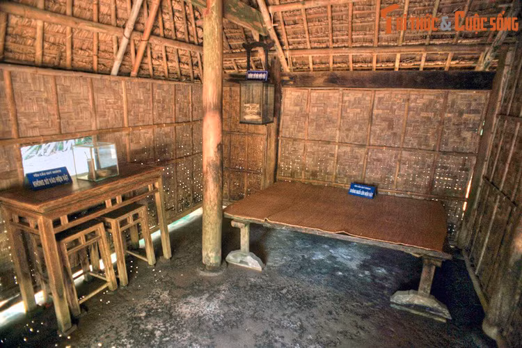 Ở góc vườn phía Tây nhà ông bà Hoàng Đường là ngôi nhà của cụ Nguyễn Sinh Sắc và bà Hoàng Thị Loan khi hai người đã kết hôn. Trong ngôi nhà nhỏ đơn sơ này, cậu bé Nguyễn Sinh Cung đã cất tiếng khóc chào đời vào buổi sáng ngày 19/05/1890.