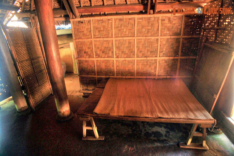 Đây là một ngôi nhà lá đơn sơ được dân làng Sen dựng lên từ quỹ công để mừng cụ Nguyễn Sinh Sắc đỗ Phó bảng khoa thi Hội năm 1901. Đây là nơi cụ dạy các con học chữ và mời bà con ngồi quây quần uống nước trà xanh, đàm đạo chuyện thế sự mỗi buổi tối.