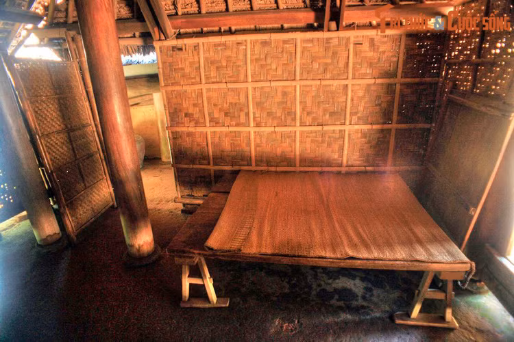 Đây là một ngôi nhà lá đơn sơ được dân làng Sen dựng lên từ quỹ công để mừng cụ Nguyễn Sinh Sắc đỗ Phó bảng khoa thi Hội năm 1901. Đây là nơi cụ dạy các con học chữ và mời bà con ngồi quây quần uống nước trà xanh, đàm đạo chuyện thế sự mỗi buổi tối.