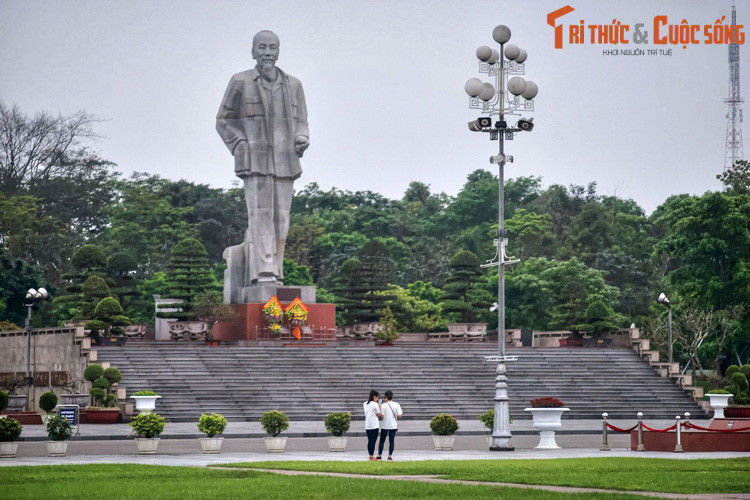Công trình được khánh thành vào ngày 19/5/2003, nhân dịp kỷ niệm lần thứ 113 ngày sinh của Người. Lễ đài nằm ở trung tâm Quảng trường, là nơi đặt tượng đài Bác Hồ. Hình ảnh Bác được tái hiện với bộ quần áo kaki, đôi dép cao su, dáng đi khoan thai, toát lên sự giản dị và gần gũi.