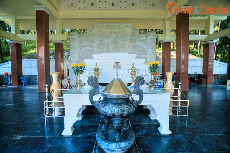 Từ năm 1984 - 1985, khu mộ của bà Hoàng Thị Loan đã được xây mới theo hình một khung cửi - vật dụng gắn với bà lúc sinh thời. Đến những năm 2000, từ chỗ chỉ đơn thuần là một ngôi mộ, cả khu vực đã được xây dựng thành một khu tưởng niệm bề thế.