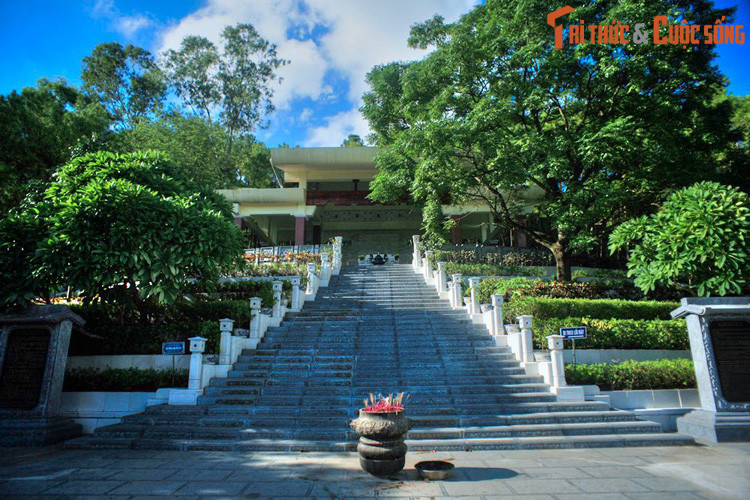 3. Núi Động Tranh (xã Nam Giang, huyện Nam Đàn, Nghệ An) là nơi an nghỉ của thân mẫu Bác Hồ - bà Hoàng Thị Loan (1868 - 1901). Mộ của bà Hoàng Thị Loan nằm ở lưng chừng núi, vị trí do ông Nguyễn Sinh Khiêm (anh ruột Bác Hồ) chọn sau khi ông ra khỏi nhà tù thực dân, năm 1941.