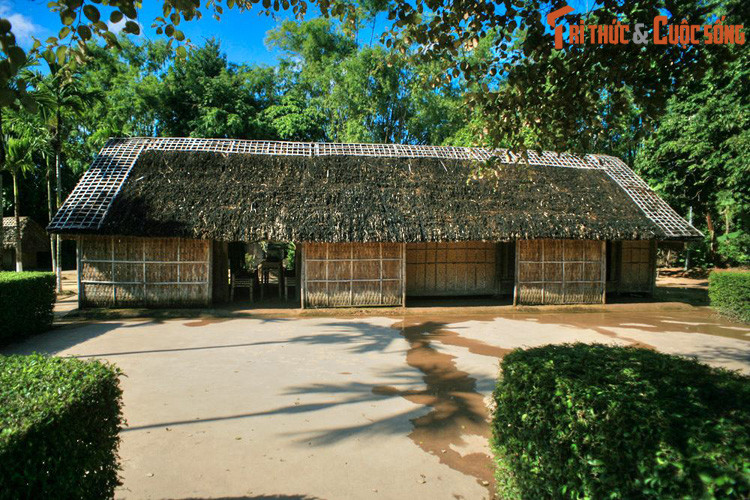 Điểm đến quan trọng nhất ở làng Hoàng Trù là ngôi nhà của cụ Hoàng Đường – ông ngoại của Chủ tịch Hồ Chí Minh. Ngôi nhà là nơi bà Hoàng Thị Loan – thân mẫu của Bác Hồ – sinh ra và lớn lên, là lớp học đầu tiên ươm trồng tài năng của ông Nguyễn Sinh Sắc, thân phụ của Người.