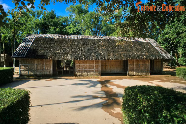 Điểm đến quan trọng nhất ở làng Hoàng Trù là ngôi nhà của cụ Hoàng Đường – ông ngoại của Chủ tịch Hồ Chí Minh. Ngôi nhà là nơi bà Hoàng Thị Loan – thân mẫu của Bác Hồ – sinh ra và lớn lên, là lớp học đầu tiên ươm trồng tài năng của ông Nguyễn Sinh Sắc, thân phụ của Người.