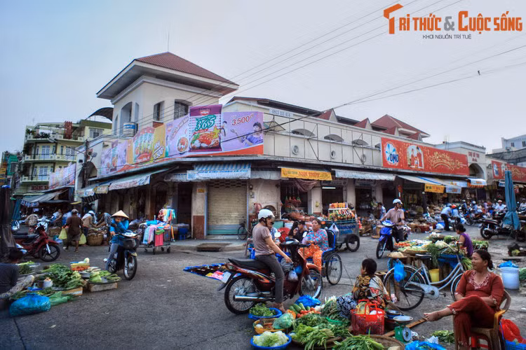 Vào thời nhà Nguyễn, Mỹ Tho là trị sở, tỉnh lỵ tỉnh Định Tường. Thời Pháp thuộc, năm 1900 thì Mỹ Tho trở thành tỉnh lỵ của tỉnh Mỹ Tho khi tỉnh này được thành lập. Năm 1938, Mỹ Tho được công nhận là thị xã hỗn hợp (hiệp xã). Ảnh: Chợ Mỹ Tho.